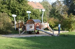 Großzügig gestalteter Spielplatz